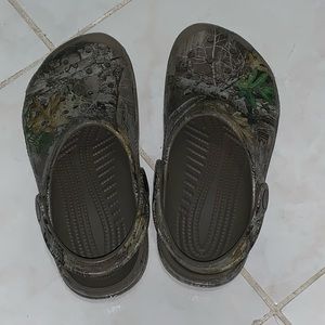Croc shoes kids boy size 2M 4W camouflage color